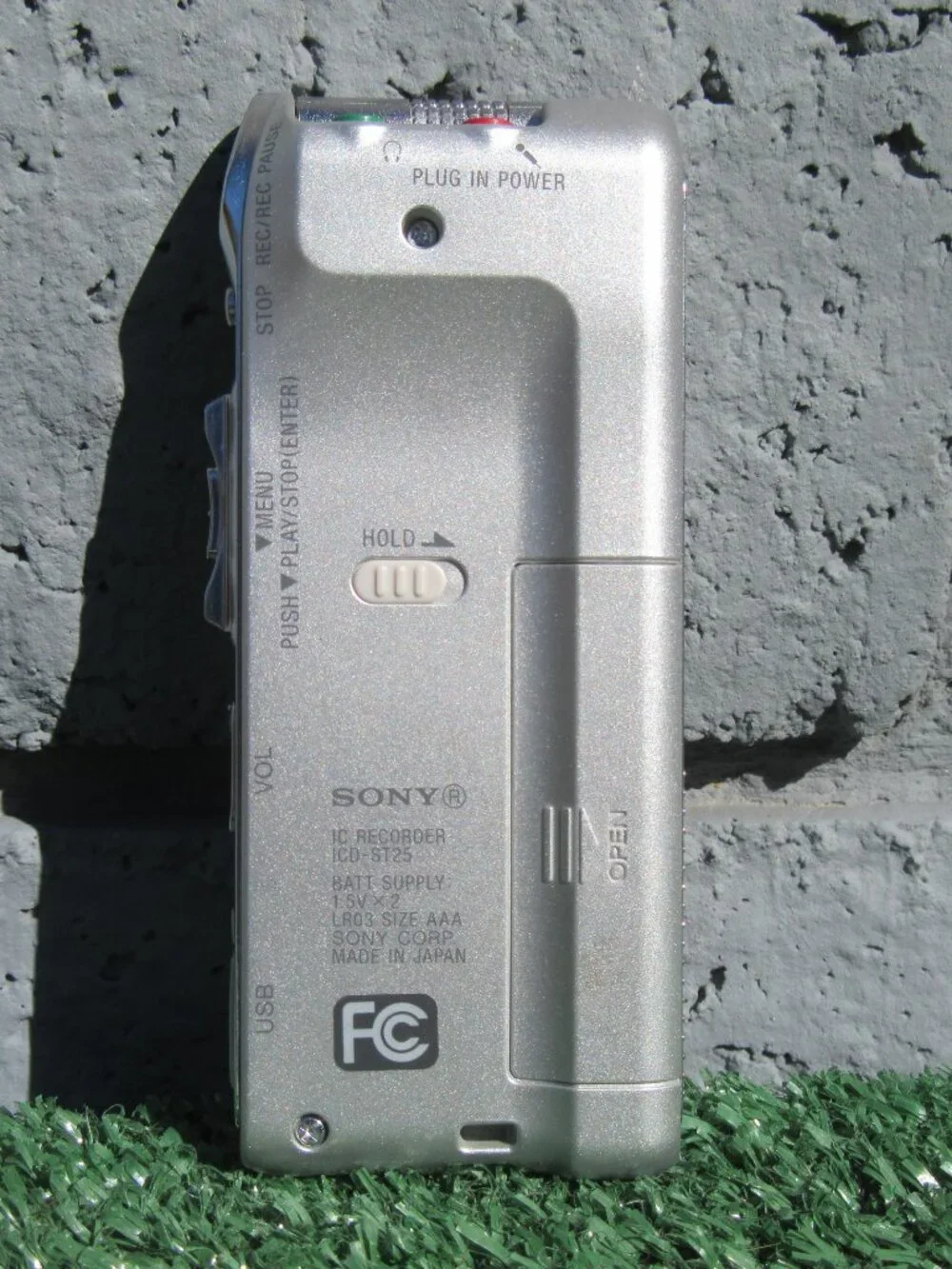 Sony ICD-ST25 IC Digital Compact Audio Voice Recorder w/ Charger Tested Working